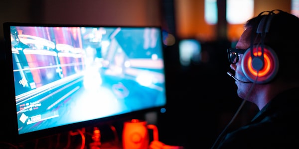 CS:GO IEM科隆站决赛现场回放，选手正在激烈交火